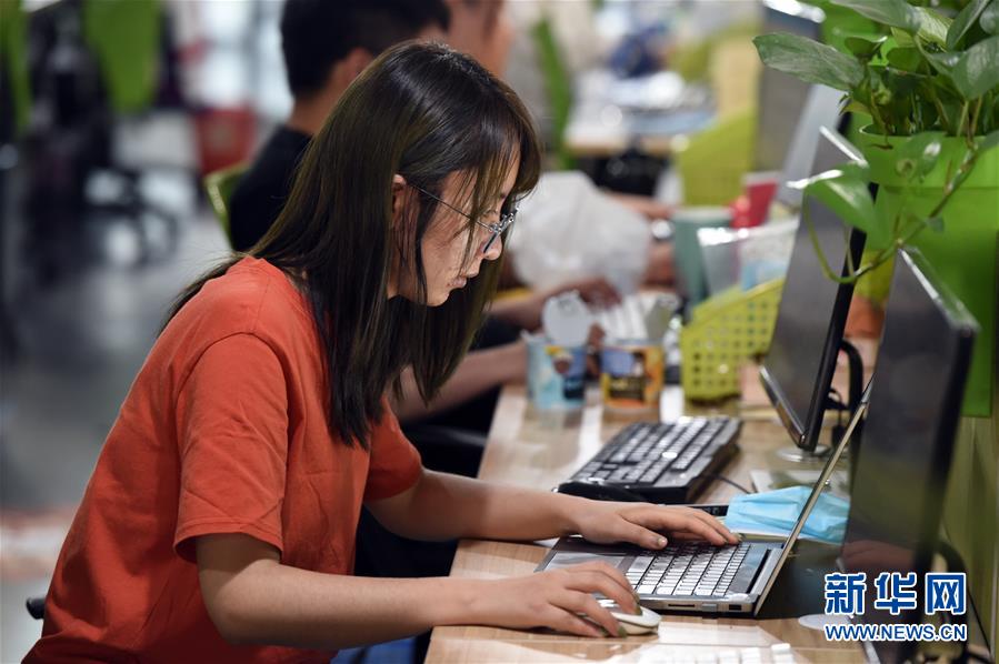 （新華全媒頭條&middot;兩會特別報道）（3）攻堅克難贏未來&mdash;&mdash;從政府工作報告看2020年中國發展走向 