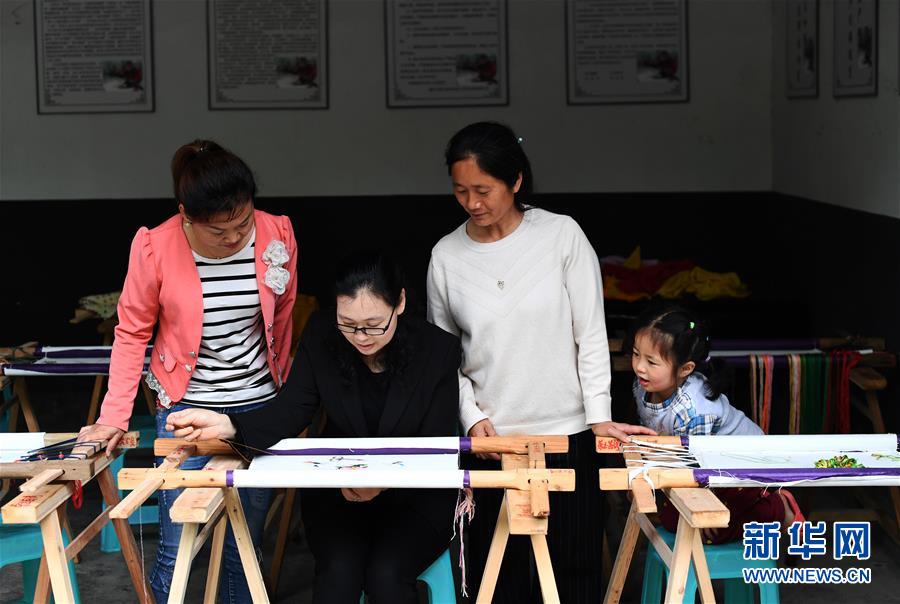 (兩會人物·圖文互動)(1)帶娃、賺錢兩不誤——一位農民工代表眼中的脫貧新工作