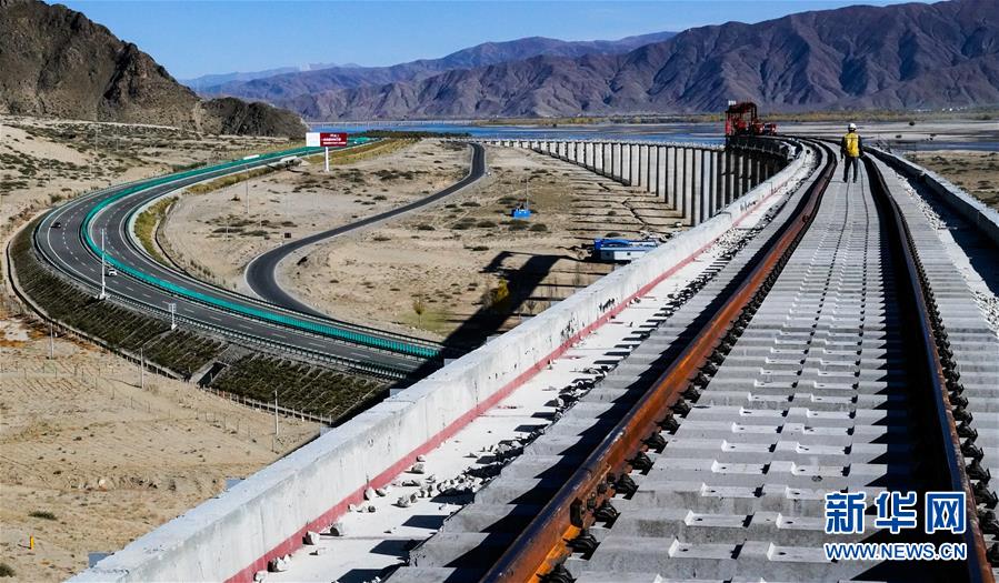 (兩會前夕看落實·圖文互動)(3)格桑花開 幸福路寬——西藏落實習近平總書記全國兩會重要講話精神紀實