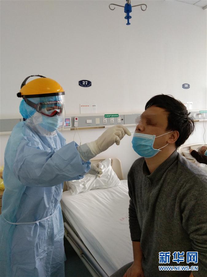 (在習(xí)近平新時(shí)代中國特色社會(huì)主義思想指引下——新時(shí)代新作為新篇章·習(xí)近平總書記關(guān)切事·圖文互動(dòng))(1)口罩擋不住你的美——戰(zhàn)“疫”一線巾幗掠影