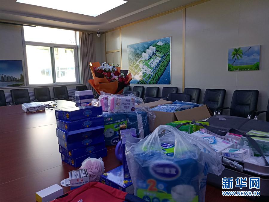 (在習(xí)近平新時(shí)代中國特色社會(huì)主義思想指引下——新時(shí)代新作為新篇章·習(xí)近平總書記關(guān)切事·圖文互動(dòng))(4)口罩擋不住你的美——戰(zhàn)“疫”一線巾幗掠影