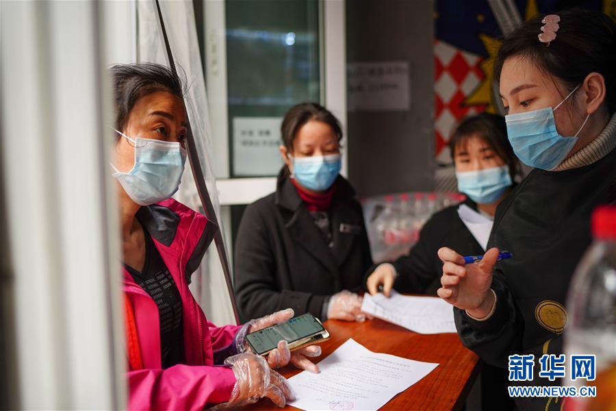 (習近平致敬的戰“疫”英雄·社區工作者篇·圖文互動)(7)他們,堅守一線戰風雨