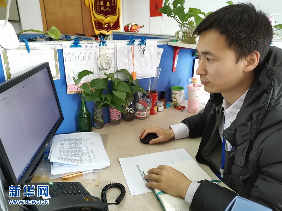 （在習(xí)近平新時(shí)代中國(guó)特色社會(huì)主義思想指引下&mdash;&mdash;新時(shí)代新作為新篇章&middot;習(xí)近平總書記關(guān)切事&middot;圖文互動(dòng)）（5）錘煉意志　輕裝上陣&mdash;&mdash;黨員干部在一線磨礪閃光故事