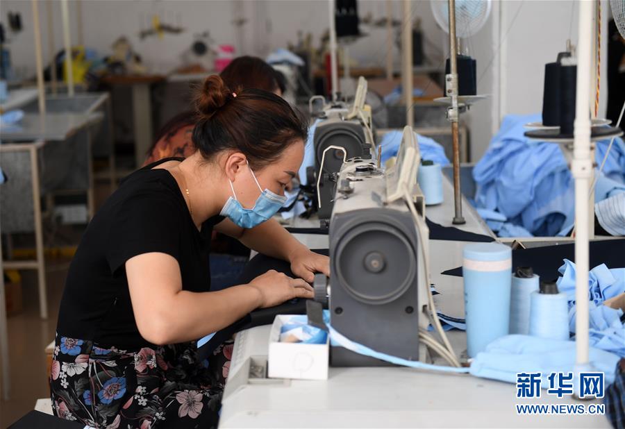 （在習近平新時代中國特色社會主義思想指引下&mdash;&mdash;新時代新作為新篇章&middot;習近平總書記關切事&middot;圖文互動）（4）讓每一個角落都感受到幸福的溫情&mdash;&mdash;人口較少民族在脫貧攻堅大潮中的奮進故事