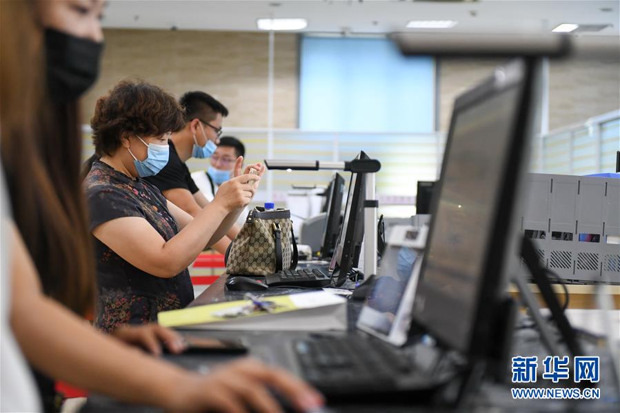 (在習(xí)近平新時代中國特色社會主義思想指引下——新時代新作為新篇章·習(xí)近平總書記關(guān)切事·圖文互動)(9)激發(fā)每個經(jīng)濟“細胞”的活力——千方百計把市場主體保護好