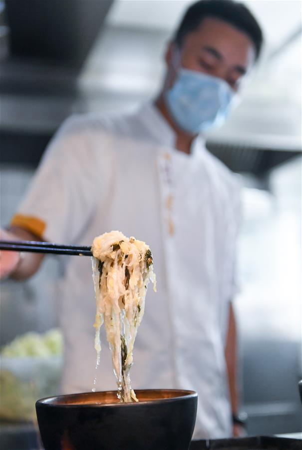 （在習近平新時代中國特色社會主義思想指引下&mdash;&mdash;新時代新作為新篇章&middot;習近平總書記關切事&middot;圖文互動）（1）讓&ldquo;舌尖上的節(jié)約&rdquo;成為習慣&mdash;&mdash;全社會營造浪費可恥、節(jié)約為榮的氛圍掃描