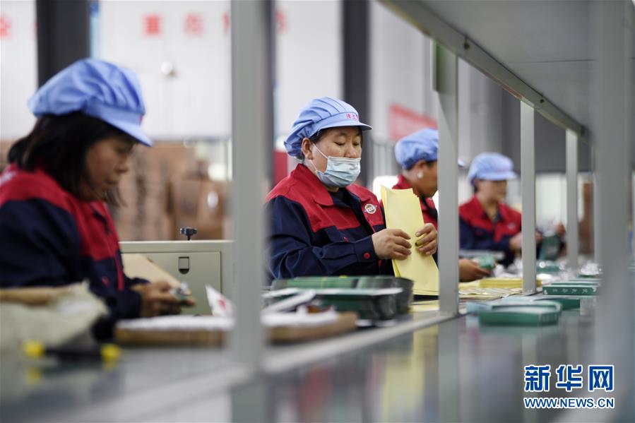 （在習近平新時代中國特色社會主義思想指引下&mdash;&mdash;新時代新作為新篇章&middot;習近平總書記關切事&middot;圖文互動）（1）&ldquo;綠色銀行&rdquo;發工資、&ldquo;股東&rdquo;分紅來敲門&hellip;&hellip;&mdash;&mdash;探索長效脫貧致富新機制見聞