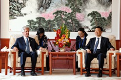 李源潮會(huì)見烏拉圭總統(tǒng)塔瓦雷&middot;巴斯克斯