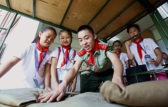 走進(jìn)警營(yíng)迎&ldquo;八一&rdquo;