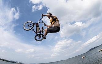 &ldquo;飛&rdquo;進東湖