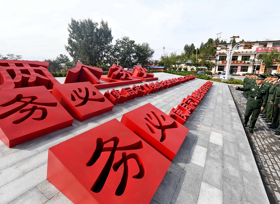 全面從嚴治黨，以更高能力和水平引領新時代