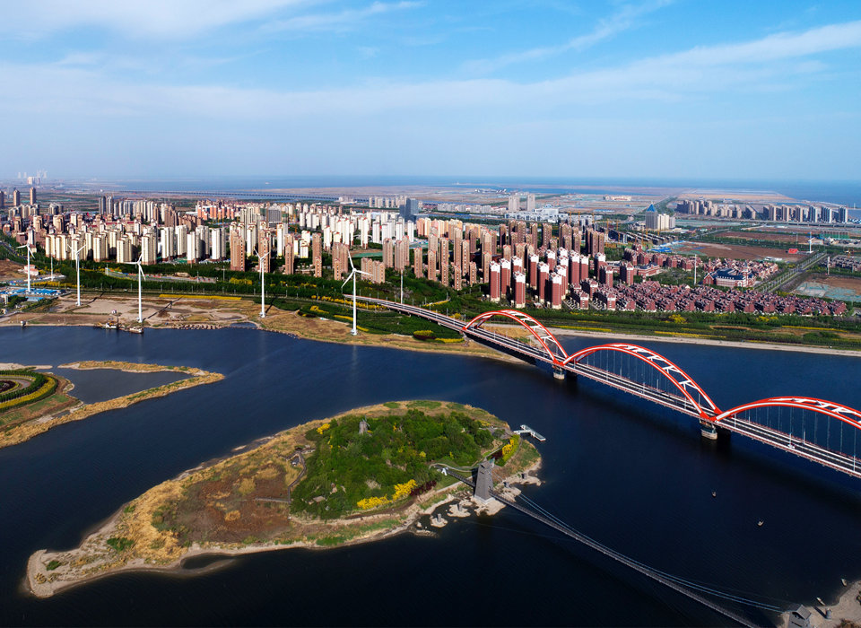 銳意進取，埋頭苦干，向著偉大目標奮力前行