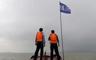 鄱陽(yáng)湖上的江豚&ldquo;保鏢&rdquo;