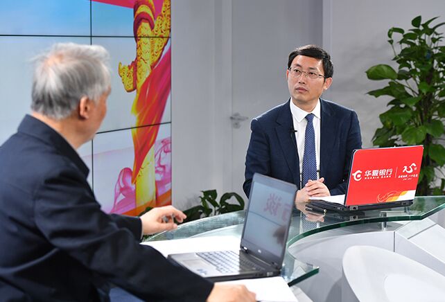 您再給我們梳理一下，黨章中有關(guān)&ldquo;基本路線&rdquo;的修改情況。