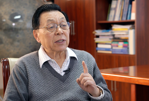 宇宙空間有來自各類天體發射的很多信息，背面是唯一的一個地方能接收到這部分信號