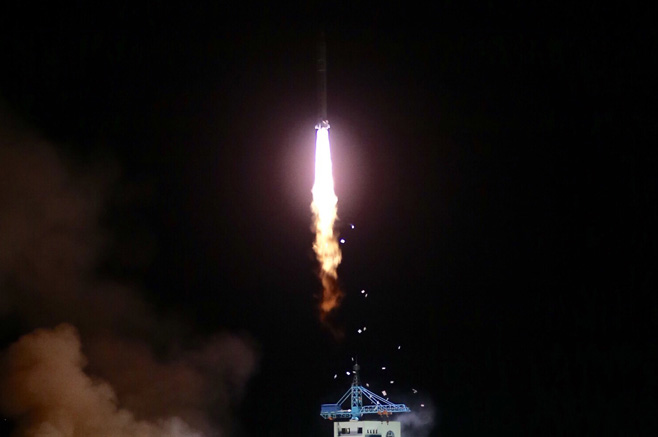 4月6日,搭載實踐十號衛星的長征二號丁運載火箭升空。