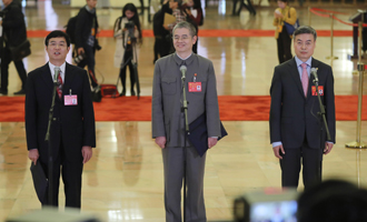 吳曉光、胡偉武、金東寒代表接受采訪