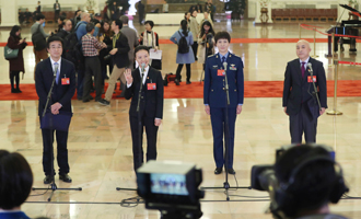 王辰、楊潔、劉文力、王旭東代表接受采訪