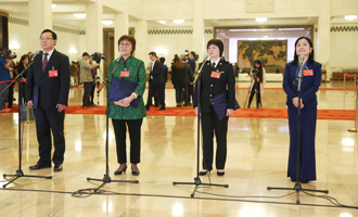 蔣成華、邵蕓、甘露、周宇代表接受采訪