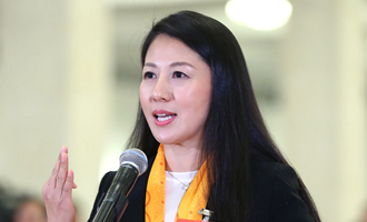 全國政協(xié)委員楊揚在&ldquo;委員通道&rdquo;接受采訪