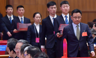 工作人員準備發放選票