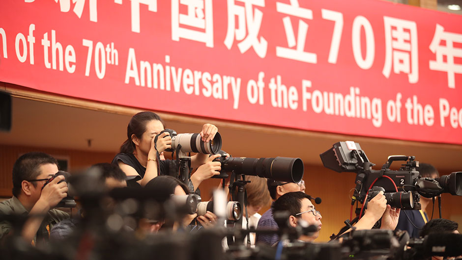 采訪(fǎng)新聞發(fā)布會(huì)的媒體記者