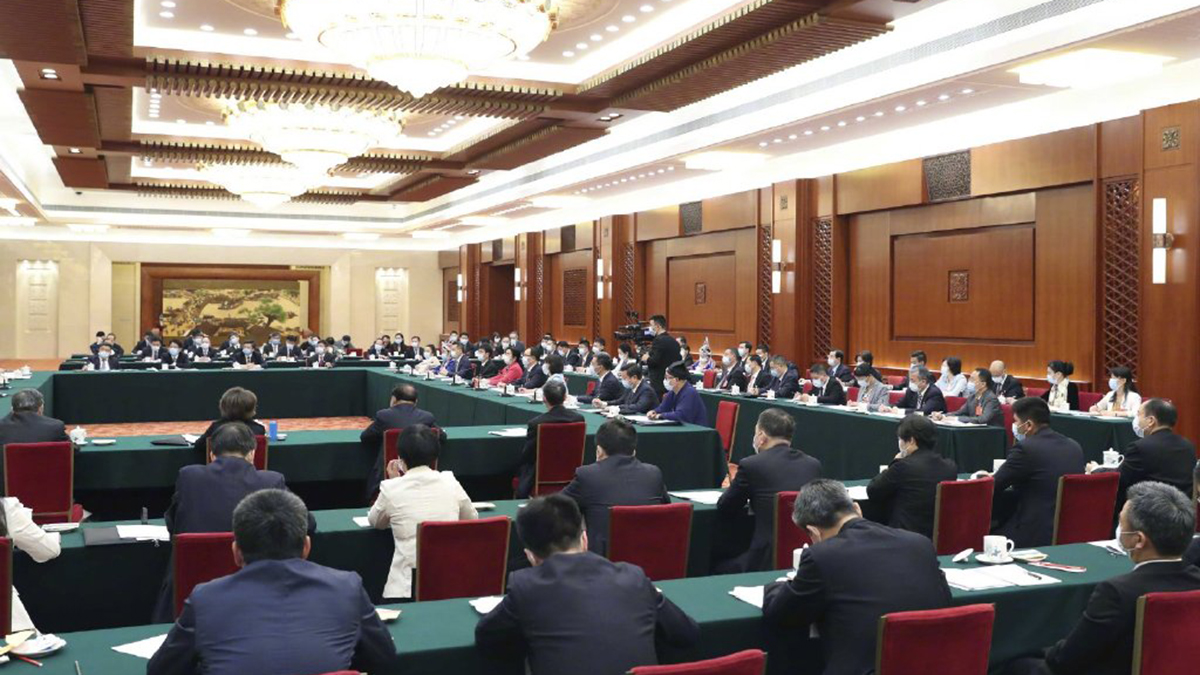 出席十三屆全國人大三次會議的代表團分組審議政府工作報告，來看審議現場