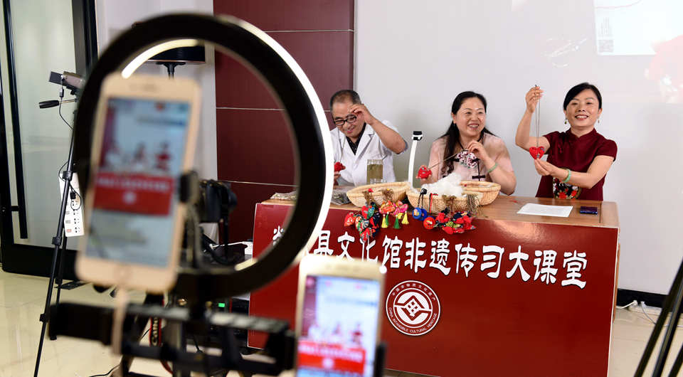 山東郯城：&ldquo;網絡課堂&rdquo;制香囊