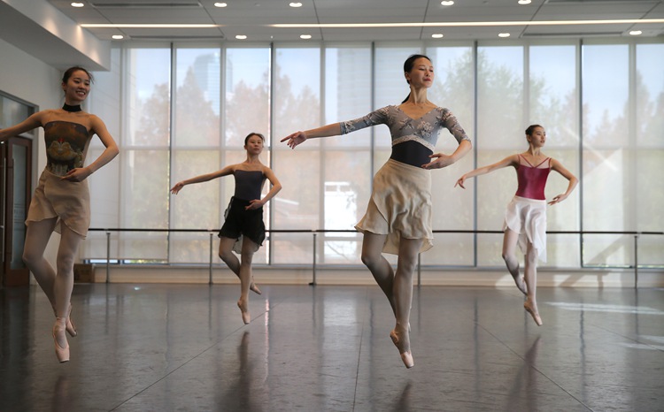 &ldquo;口罩芭蕾&rdquo;舞者：告別焦慮 回歸舞臺