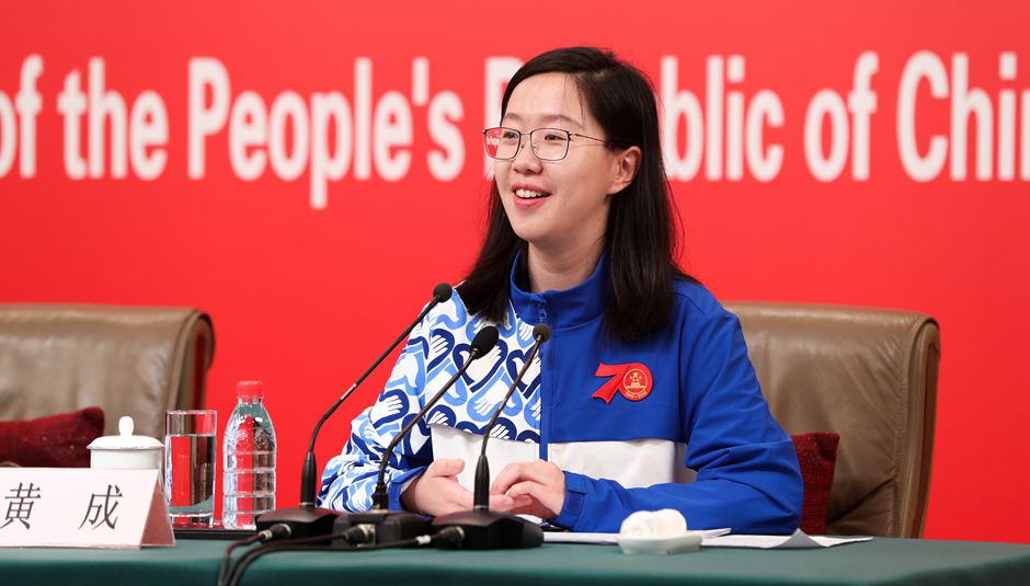 志愿者代表、清華大學(xué)經(jīng)濟(jì)管理學(xué)院四年級博士生黃成介紹相關(guān)情況