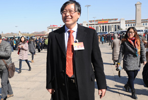 全國政協委員楊元慶步入會場