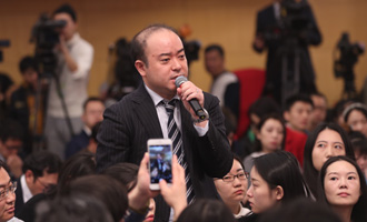 日本經(jīng)濟(jì)新聞?dòng)浾咛釂? /> </a>           
<p><a href=