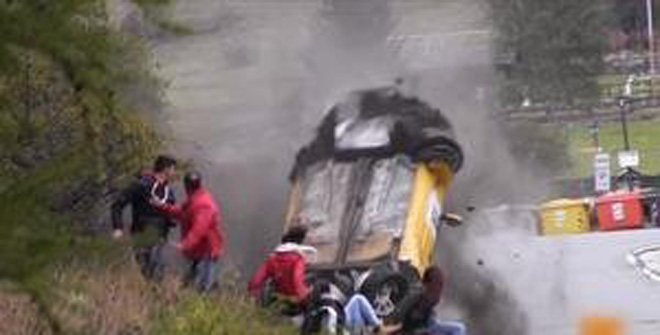 史上最幸運撞車！圍觀群眾躲過一劫