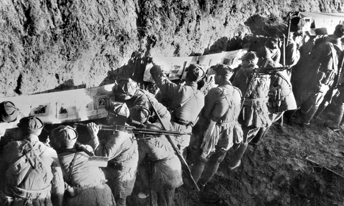 1948年冬，淮海戰役期間，雙堆集前沿陣地舉辦的戰地影展，深受解放軍戰士歡迎。新華社稿  袁克忠攝