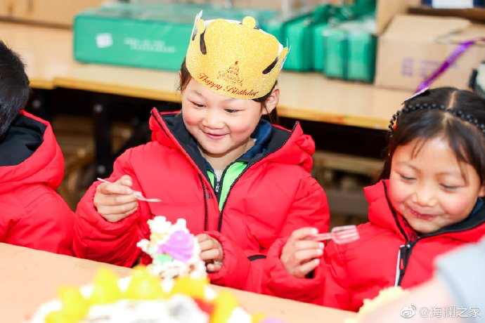 從暖身到暖心，海瀾之家的志愿者們不僅為孩子們帶去了學(xué)習(xí)用品，還帶去了生日蛋糕，給孩子們過(guò)了一個(gè)難忘的生日party。生長(zhǎng)在山區(qū)的他們，過(guò)生日也只能和在外打工的父母通個(gè)電話，許多孩子還是第一次和這么多人一起吹蠟燭許生日愿望。