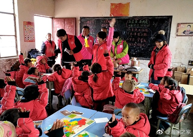 2018年，由海瀾之家攜手網(wǎng)易新聞打造的&ldquo;多一課溫暖&rdquo;課程平臺(tái)讓一間間溫暖的課堂走向深山與邊陲。帶著貼合孩子教育需求的線上內(nèi)容和教師、各領(lǐng)域KOL及愛(ài)心人士組成的愛(ài)心團(tuán)隊(duì)，海瀾之家用實(shí)際行動(dòng)為孩子的教育加溫，踐行&ldquo;多一克溫暖&rdquo;。