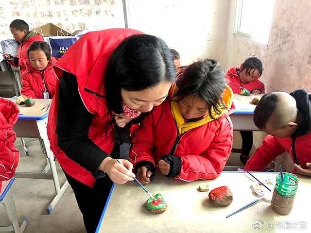 在繪畫(huà)課上，孩子們畫(huà)出心中想象的世界，不斷汲取關(guān)于美的知識(shí)。&ldquo;多一克溫暖&rdquo;帶給孩子們的是未來(lái)人生更多的機(jī)會(huì)與可能。公益行動(dòng)不應(yīng)只提供物質(zhì)捐贈(zèng)，更要加強(qiáng)對(duì)山區(qū)孩子們精神世界與未來(lái)發(fā)展的重視。