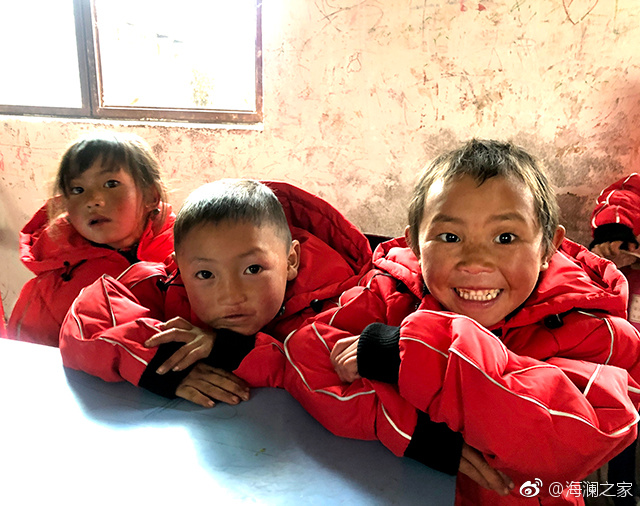 在四川省西南部川滇交界處的大涼山深處，坐落著一所紅旗小學(xué)。每當(dāng)最寒冷的季節(jié)到來(lái)，這里的許多孩子們不得不共用一件冬衣御寒。 &ldquo;多一克溫暖&rdquo;與暖流計(jì)劃記錄下了孩子們開(kāi)心的笑臉。這些笑臉，都是&ldquo;多一克溫暖&rdquo;前行中的源源動(dòng)力。