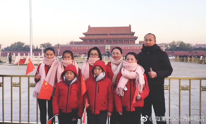 寒令營(yíng)的第一天，孩子們觀看了升旗儀式，走進(jìn)故宮暢聽(tīng)歷史故事。祖國(guó)的樣貌開(kāi)始在他們心里清晰，未來(lái)的希望開(kāi)始在他們心中發(fā)芽。海瀾之家&ldquo;多一克溫暖&rdquo;團(tuán)隊(duì)帶給孩子們精神世界的富足，照亮孩子們夢(mèng)想的啟蒙之路。