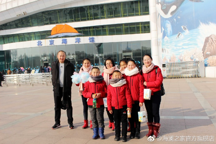 在海洋館，充滿(mǎn)求知欲和好奇心的孩子們像是一個(gè)個(gè)落入仙境的愛(ài)麗絲，不斷地提問(wèn)，并用手中的紙筆和相機(jī)，記錄每一個(gè)畫(huà)面和知識(shí)，說(shuō)要回去講給其他小伙伴和家人們聽(tīng)。