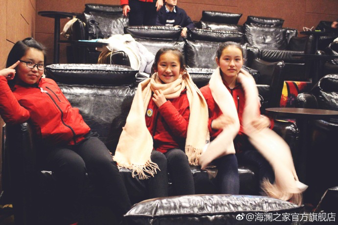 彼時(shí)恰逢《尋夢(mèng)環(huán)游記》上映，&ldquo;寒令營(yíng)&rdquo;的孩子們一起在電影院觀看了電影，平日里最鬧騰的孩子，在第一次看3D電影時(shí)也變得安靜專(zhuān)注。孩子們?cè)谶@段旅程中增長(zhǎng)了見(jiàn)識(shí)，一個(gè)更豐盛的世界就這樣打開(kāi)了。