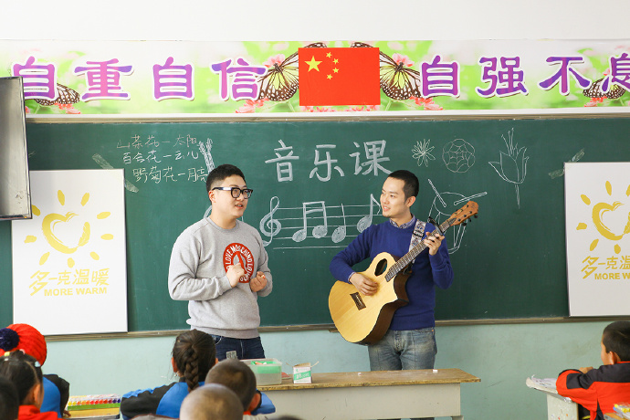 &ldquo;多一克溫暖&rdquo;公益活動(dòng)的老朋友好妹妹樂(lè)隊(duì)，為孩子們帶來(lái)了音樂(lè)和繪畫(huà)課，用音符溫暖孩子們的心靈，用畫(huà)筆繪出更繽紛的世界。不斷匯聚的愛(ài)心，讓寒冷的北疆進(jìn)入到更多人的視野當(dāng)中，也讓孩子們臉上的笑容更燦爛。