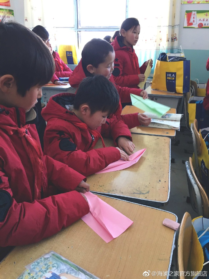 &ldquo;多一克溫暖&rdquo;的志愿者為孩子們帶去承載夢(mèng)想的手工課，孩子們通過(guò)剪紙、畫(huà)畫(huà)、折紙飛機(jī)，讓自己的夢(mèng)想在手中凝聚，隨紙飛機(jī)一起飛向天空，為凜冬帶來(lái)五彩斑斕的希望。