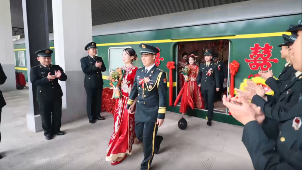 火車當&ldquo;婚車&rdquo;，東風快遞員最有排面的&ldquo;幸福軍列&rdquo;