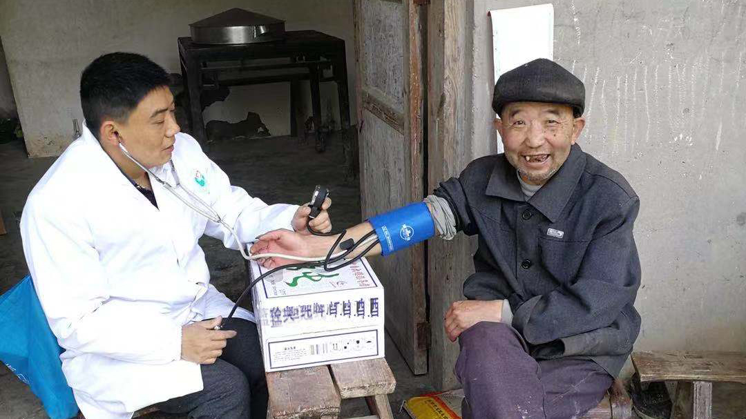 追夢中國人｜鄉(xiāng)村醫(yī)生譚明章：父子兩代堅(jiān)守，致力鄉(xiāng)村醫(yī)療