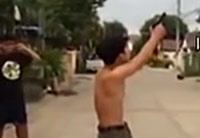 少年打槍來(lái)?？?原是二貨神配合