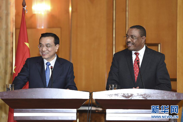 5月4日，國務(wù)院總理李克強在亞的斯亞貝巴與埃塞俄比亞總理海爾馬里亞姆舉行會談。這是會談后，李克強與海爾馬里亞姆共同會見記者。 新華社記者 李學(xué)仁 攝