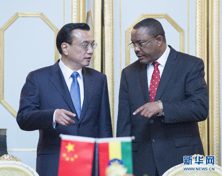 5月4日，中國國務院總理李克強在亞的斯亞貝巴與埃塞俄比亞總理海爾馬里亞姆舉行會談。這是會談后，李克強與海爾馬里亞姆共同出席有關文件簽字儀式。 新華社記者 王曄 攝