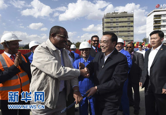 5月5日，中國(guó)國(guó)務(wù)院總理李克強(qiáng)考察亞的斯亞貝巴輕軌項(xiàng)目，埃塞俄比亞總理海爾馬里亞姆陪同。新華社記者 李學(xué)仁 攝