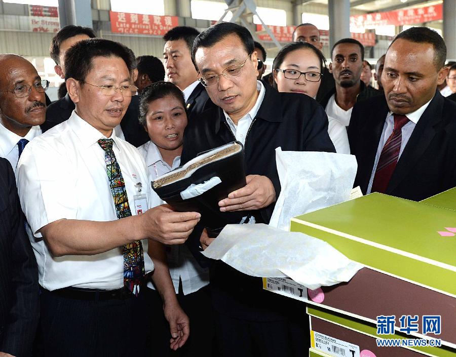 5月5日，中國國務院總理李克強在埃塞俄比亞總理海爾馬里亞姆陪同下參觀東方工業園。這是李克強在生產車間聽取負責人介紹生產情況。新華社記者 李濤 攝